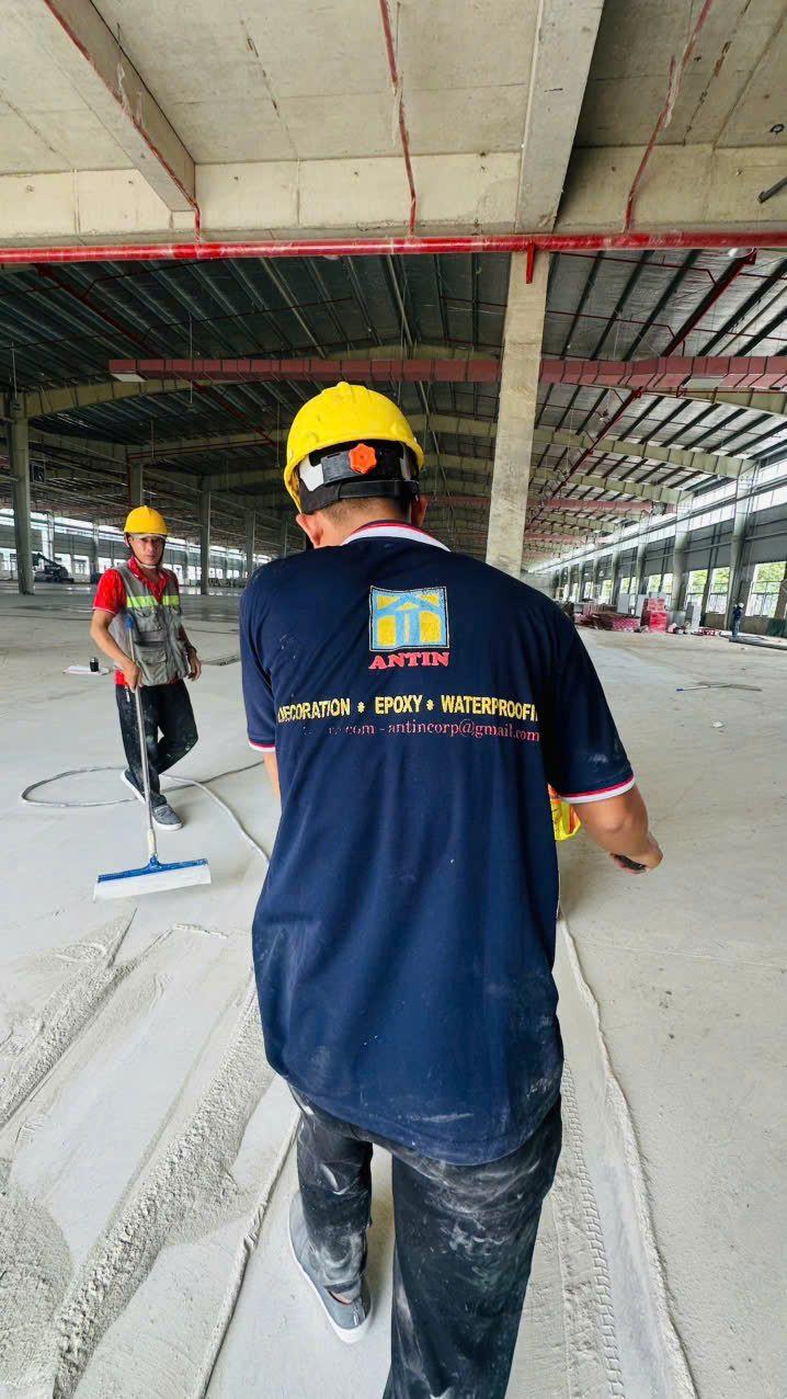 Đội ngũ ANTINCORP xử lý bề mặt sàn nhà xưởng